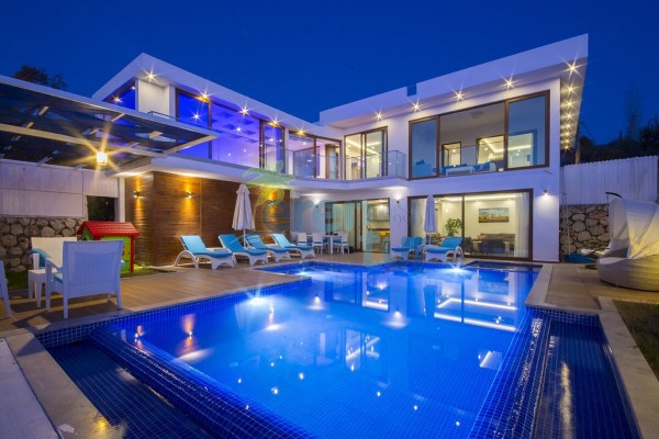 Üzümlü'de 7 Kişilik Luks Muhafazakar Villa