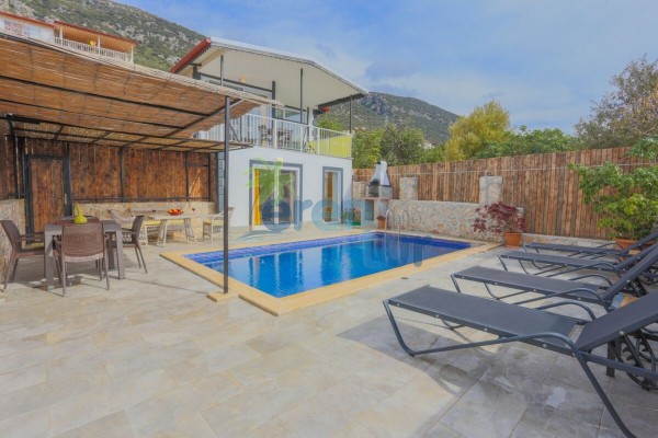Kaş Gökseki Mevkiinde 4 Kişilik Korunaklı Tatil Villası