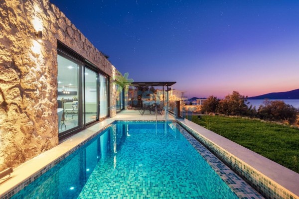 Kalkan Kömürlük Mevkiinde 2 Kişilik Konsept Balayı Villası