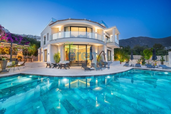 Kalkan Kalamar Bölgesinde 11 Kişilik Deniz Manzaralı Tatil Villası